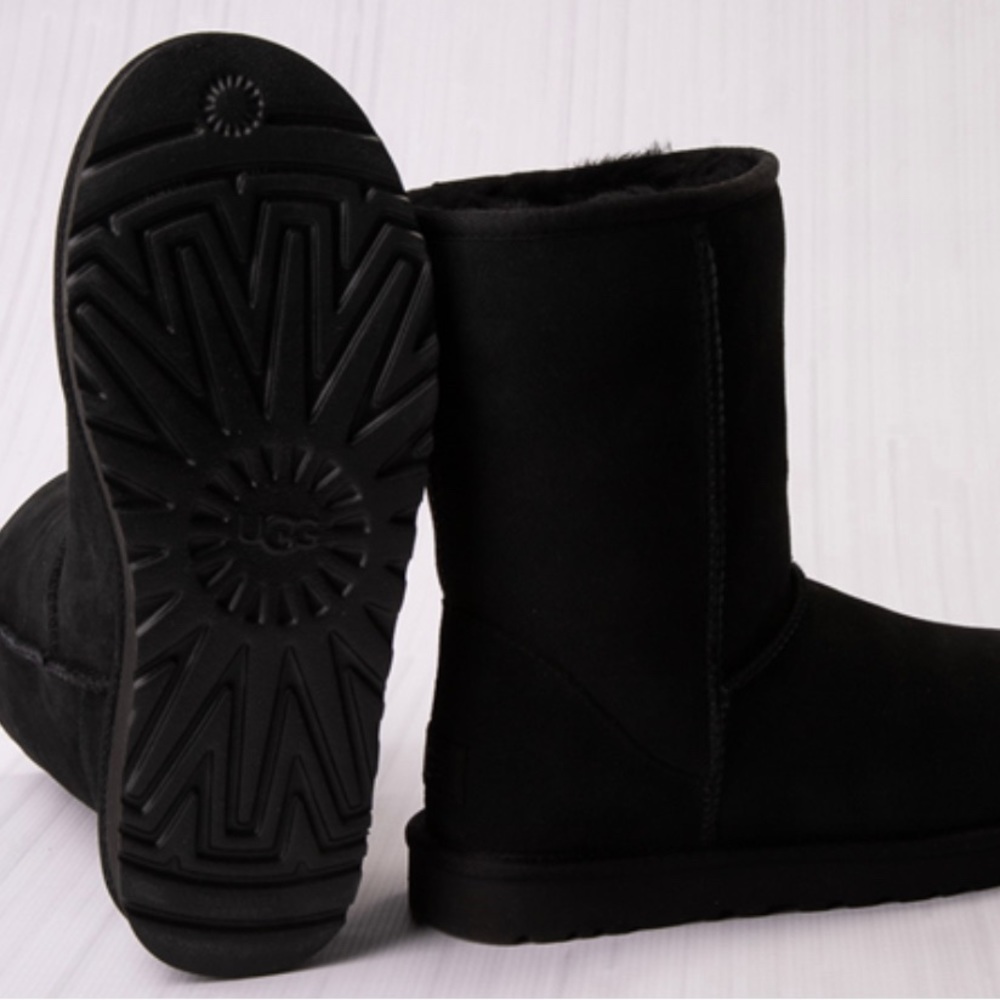 Classic UGG boots - size 8, black